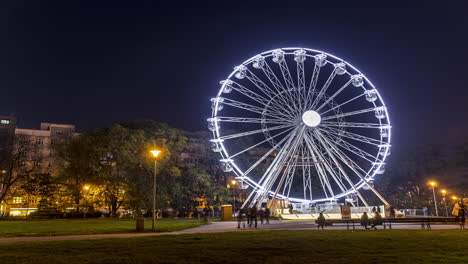 Riesiges,-Weihnachtlich-Beleuchtetes-Rad-Für-Menschen-Mit-Wunderschönem-Blick-Auf-Den-Mährischen-Platz-In-Brünn,-Das-Sich-An-Einem-Kalten-Abend-Bewegt,-Während-Das-Zeitraffervideo-Die-Weihnachtsvorbereitungen-In-Der-Stadt-Dominiert