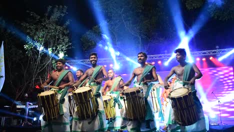 Eine-Gruppe-Von-Künstlern,-Die-Chenda-Melam-singari-Melam-Bei-Einem-Fest-Der-Architekturhochschule-In-Kerala-Aufführten