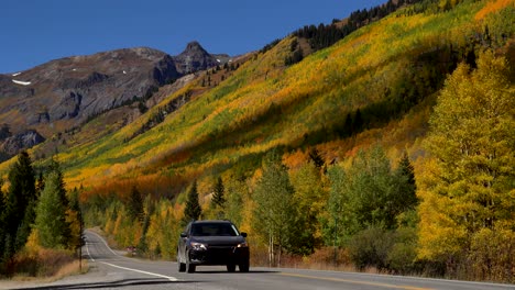 Autos,-Die-Auf-Dem-Millionen-Dollar-Highway-In-Den-San-Juan-Mountains-Von-Colorado-Vor-Einem-Hintergrund-Aus-Herbstfarben-Und-Bergen-Unterwegs-Sind