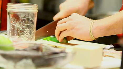 Chef-Cortando-Pimiento-En-Un-Restaurante