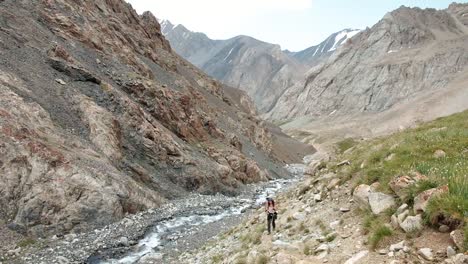 people-hiking-and-trekking-through-the-mountains-of-the-Osh-region-in-Kyrgyzstan