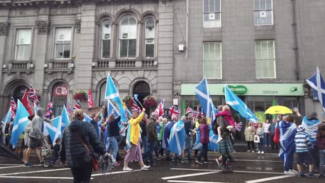 Unabhängigkeitsbefürworter-Winken-Den-Gewerkschaftsbefürwortern-Während-Eines-Schottischen-Unabhängigkeitsmarsches-In-Der-Stadt-Aberdeen-Zu