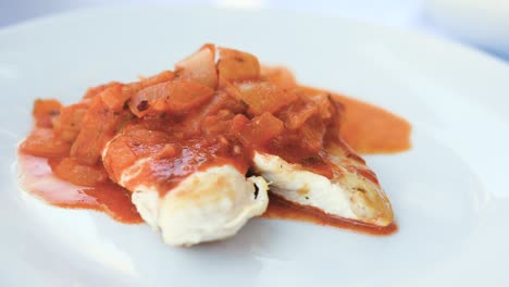 Gebratenes-Hühnerfleisch,-Serviert-Mit-Tomateneintopf-Und-Kartoffelpüree