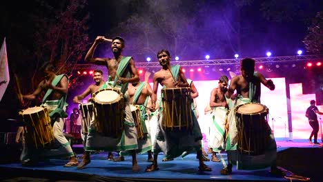 Eine-Gruppe-Von-Künstlern,-Die-Chenda-Melam-singari-Melam-Bei-Einem-Fest-Der-Architekturhochschule-In-Kerala-Aufführten