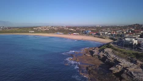 Drone-Volando-Sobre-Una-Hermosa-Playa-En-Sydney-Australia