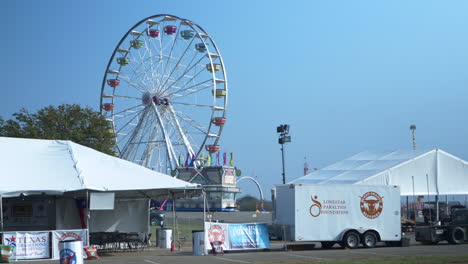 Noria-Y-Carpas-En-El-Rodeo-De-Austin-Antes-De-Que-Abriera-El-Recinto-Ferial