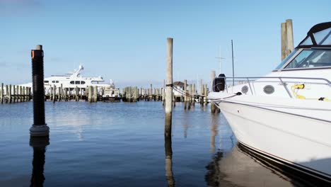 Schwimmende-Niedrige-Aufnahme-Eines-Bootes,-Das-An-Einer-Ankerstange-Im-Yachthafen-Von-Sag-Harbor-Festgebunden-Ist