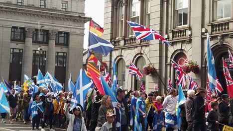 Cámara-Lenta-De-Diferentes-Tipos-De-Banderas-Internacionales-Ondeando-Durante-La-Independencia-Escocesa-En-La-Ciudad-De-Aberdeen