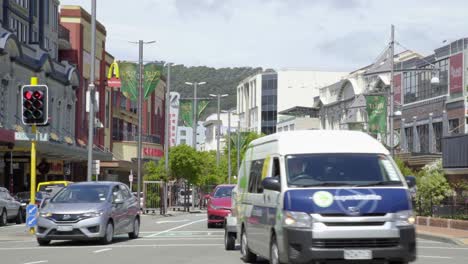 Una-Foto-De-Autos-Esperando-En-La-Intersección-De-Courtney-Place-Y-Taranaki-St-En-Wellington,-Nz