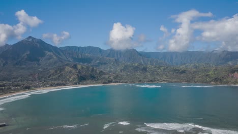 Luftbild-Hype-Zeitraffer-Der-Küste-Der-Hanelei-Bucht-In-Princeville,-Kauai
