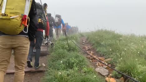 Alpinistas-Serios-Que-Se-Embarcan-En-Un-Viaje-De-Varios-Días-A-La-Cima-Del-Monte