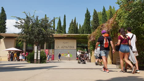 Touristen-Am-Eintrittskarten-Für-Die-Alhambra,-Granada,-Spanien