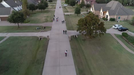 Dies-Ist-Ein-Luftvideo-Von-Süßes-Oder-Saures-Für-Kinder-In-Der-Halloween-Nacht-In-Einer-Nachbarschaft-In-Double-Oak,-Texas