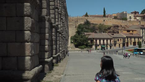 Abgesperrte-Statische-Ansicht-Des-Segovia-Aquädukts-Mit-Touristen,-Die-Davor-Stehen