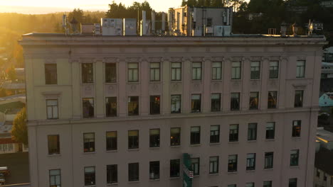 Drone-Volando-Hacia-Adelante-Cerca-Del-Edificio-Histórico-En-Coos-Bay-North-Bend-Oregon