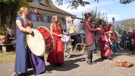 Grupo-De-Músicos-Tocando-Instrumentos-En-Un-Evento-Medieval,-Tiro-Medio-Estático