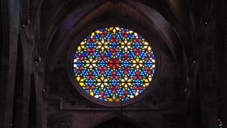 Blick-Auf-Das-Buntglasfenster-Der-Kathedrale-Santa-Maria-Von-Palma