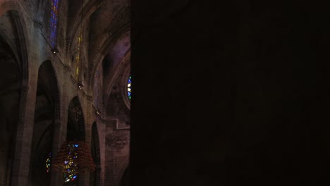 Blick-Auf-Das-Buntglasfenster-Der-Kathedrale-Santa-Maria-Von-Palma,-Das-In-Den-Vordergrund-Rückt