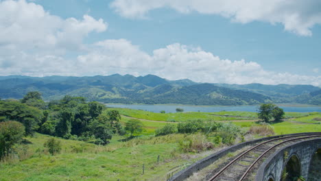 Tren-Que-Pasa-Por-Las-Vías-Del-Tren-Sobre-Un-Pequeño-Puente-En-Costa-Rica