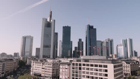 Statische-Aufnahme-Der-Frankfurter-Skyline-Wolkenkratzer-Antenne-Bank-Bürogebäude-Panoramablick,-Frankfurt,-Hessen,-Deutschland