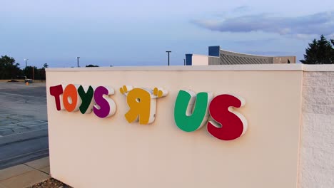 Aerial-pullback-on-bankrupt-Toys-R-Us-Retail-Store