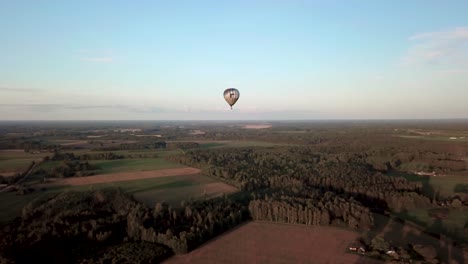 Los-Globos-Se-Desplazan-Silenciosamente-Sobre-Valmiera,-Letonia-Cuando-Comienza-El-Festival-De-Globos-De-Otoño