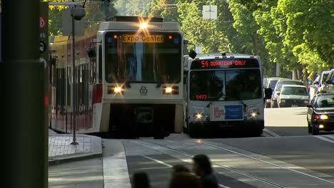 Tren-Trimet-Max-En-El-Centro-De-Portland,-Oregon