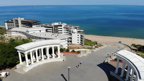 Una-Plaza-Redonda-En-Medio-Del-Parque-Al-Lado-Del-Mar