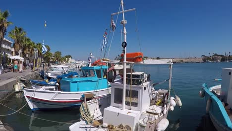 Kleine-Fischerboote-Im-Griechischen-Hafen-Von-Kos