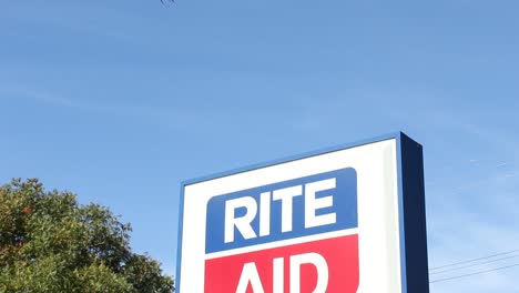 Letrero-De-Farmacia-Rite-Aid-Hacia-Abajo-Desde-El-Cielo