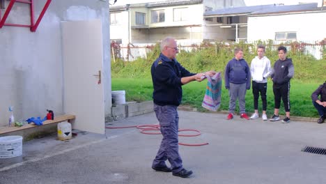 Extinguir-Un-Fuego-En-La-Cocina-Con-Una-Manta-Mojada,-Una-Sartén-Caliente-Y-Grasa-Iferno