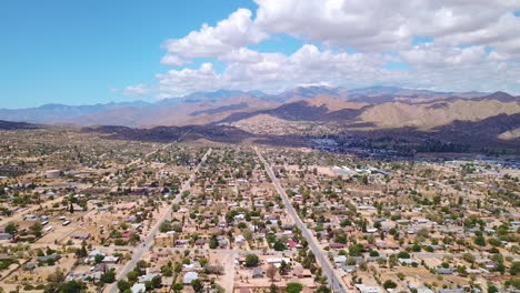 Barrio-De-Yucca-Valley,-California,-Nosotros-Drone-4k
