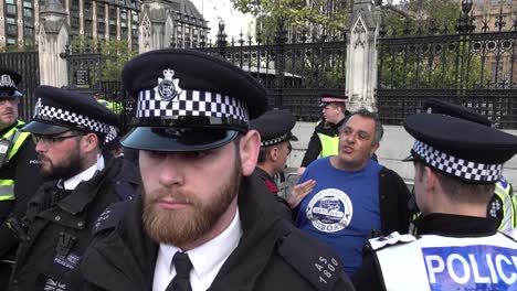 Ein-Pro-Brexit-Demonstrant-Wird-Während-Der-Volkswahlproteste-In-London,-Großbritannien,-Von-Der-Polizei-Gewarnt