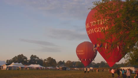 Ein-Zeitraffer-Von-Heißluftballons,-Die-Sich-An-Einem-Sommermorgen-Bei-Einem-Heißluftballonfestival-Füllen