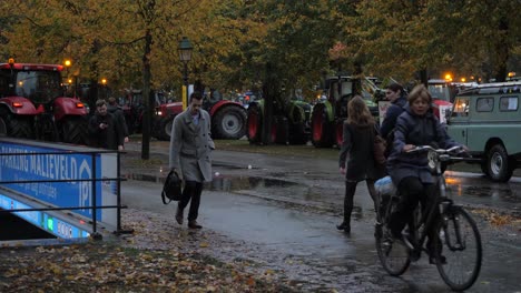 Fußgänger,-Die-Während-Der-Bauernproteste-Durch-Die-Demonstration-In-Malieveld,-Den-Haag,-Gehen