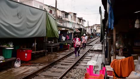 Eine-Aufregende-Zugfahrt-Zum-Mae-Klong-Eisenbahnmarkt