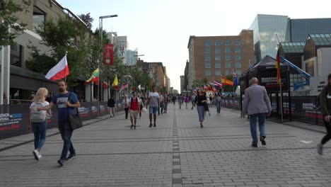 Eine-Belebte-Straße-Im-Quartier-Des-Spectacles-Montreal