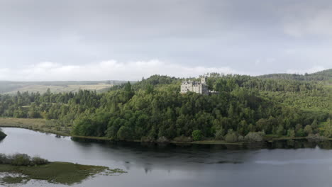 Eine-Luftaufnahme-Von-Carbisdale-Castle-An-Einem-Sonnigen-Morgen-Mit-Bewölktem-Himmel