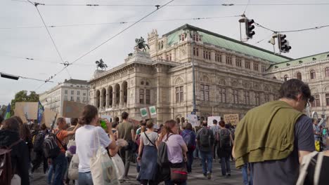 Blick-Auf-Demonstranten,-Die-Freitags-Vor-Der-Opernfassade-Für-Künftige-Klimaschutzproteste-In-Wien,-Österreich,-Spazieren-Gehen
