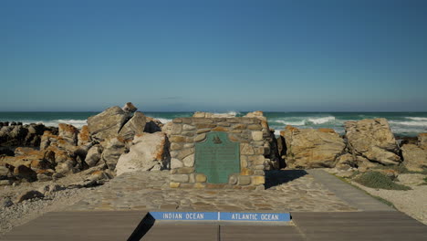 Landmark-showing-southern-most-point-of-Africa-where-the-Indian----Atlantic-ocean-meet,-Cape-Agulhas,-South-Africa