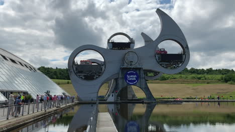 Blick-Auf-Das-Sich-Drehende-Falkirk-Rad,-Das-Einen-Lastkahn-Auf-Den-Darüber-Liegenden-Kanal-Hebt