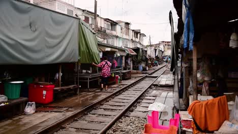 Un-Emocionante-Viaje-En-Tren-Al-Mercado-Ferroviario-De-Mae-Klong