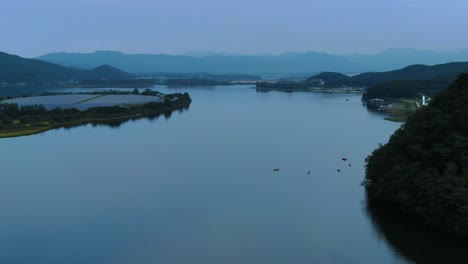 Ein-Kleiner-Fluss-In-Korea-Am-Frühen-Morgen