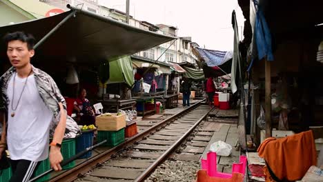 Un-Emocionante-Viaje-En-Tren-Al-Mercado-Ferroviario-De-Mae-Klong