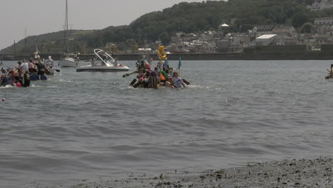 Beim-Neuen-Floß-Wohltätigkeits-Event-Im-Freien-In-Cornwall-Findet-Ein-Rennen-Lokaler-Geschäftsteams-Statt