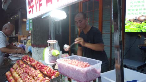 Xian,-China---Julio-De-2019:-Hombre-Preparando-Jugo-De-Granada-Recién-Exprimido-En-Un-Puesto-En-El-Barrio-Musulmán,-Provincia-De-Shaanxi