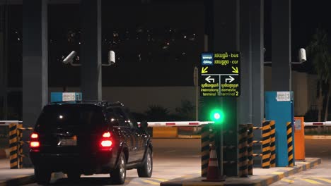 Nahaufnahme-Des-Eingangs-Zum-Internationalen-Flughafen-Siem-Reap-Bei-Nacht