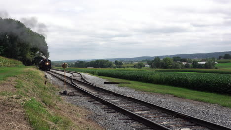 Strasburg,-Pennsylvania---26.-August-2019:-Ein-Alter-Dampfzug-Fährt-Am-26.-August-2019-Auf-Den-Gleisen-In-Strasburg,-Pennsylvania