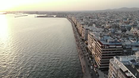 Filmische-Drohnenaufnahme-Am-Meer-In-Thessaloniki-Bei-Sonnenuntergang