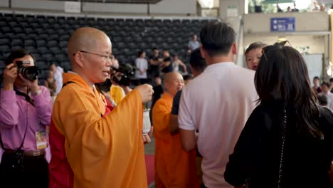 Mönch-Besprüht-Menschen-Während-Des-Buddha-Geburtstagsfestes-Mit-Segenswasser